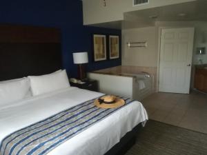 Master bedroom - Marriott Villas at Doral
